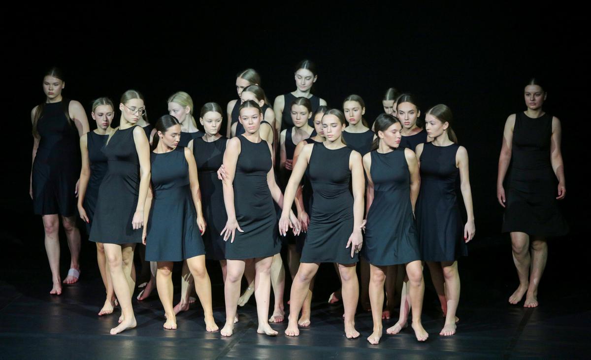 ,,Aš nestoviu pirmoje eilėje, nes esu NE pakankamai protinga, NE pakankamai ypatinga. Stengiuosi būti tobula, bet to NEPAKANKA… Tai KAS AŠ ESU?…“ 