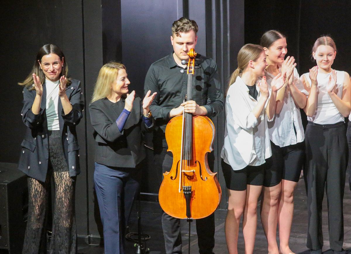 Šokio spektaklyje skambėjo ir violančelininko Kasparo Šerpyčio (centre) atliekama muzika. Iš kairės: choreografės Eglė Misiukevičiūtė ir Daina Misiukevičienė bei „Arabesko“ šokėjos.