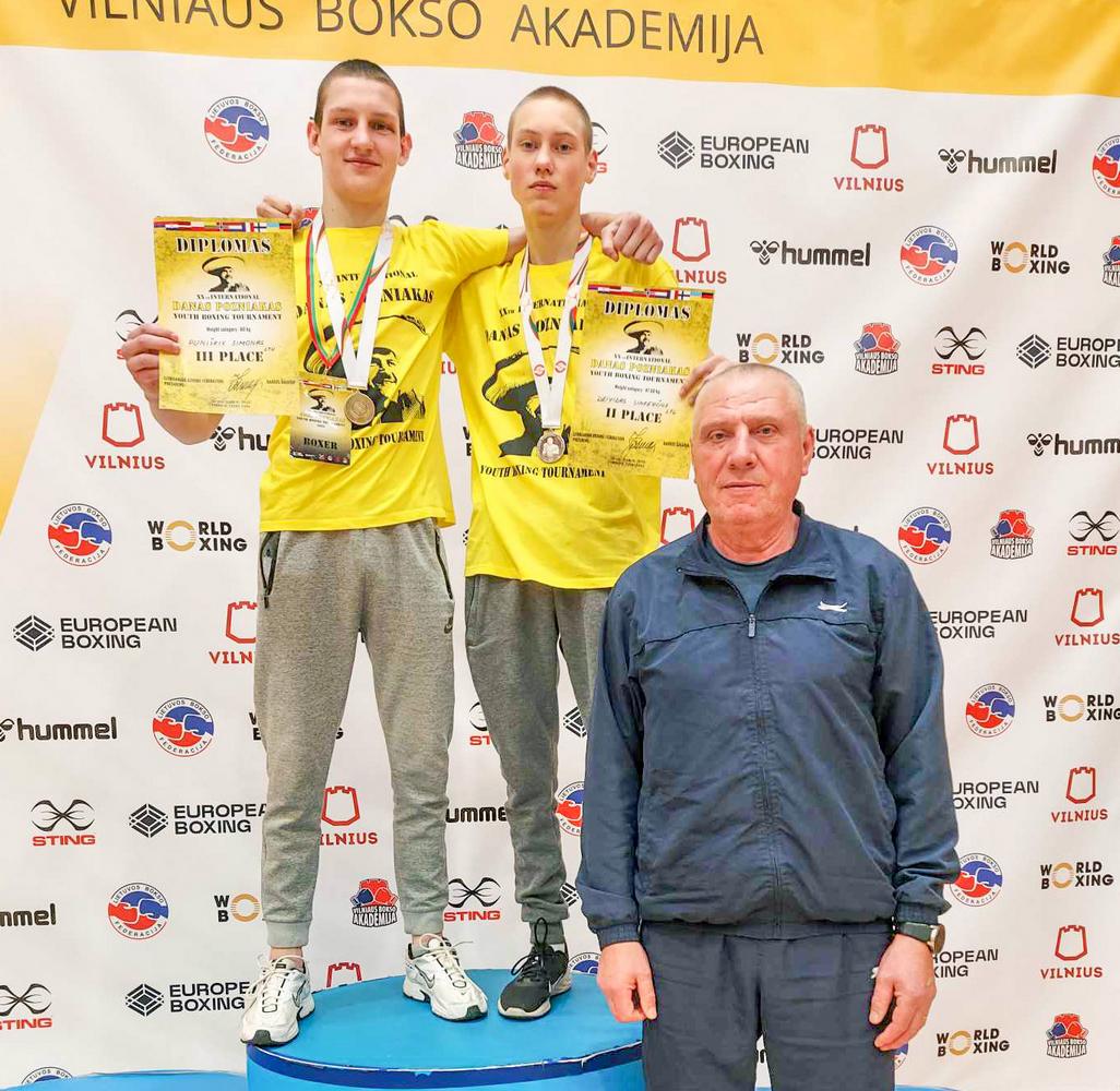 Simonas Puniškis ir Deividas Sinkevičius su treneriu Algirdu Bagdanavičiumi.
