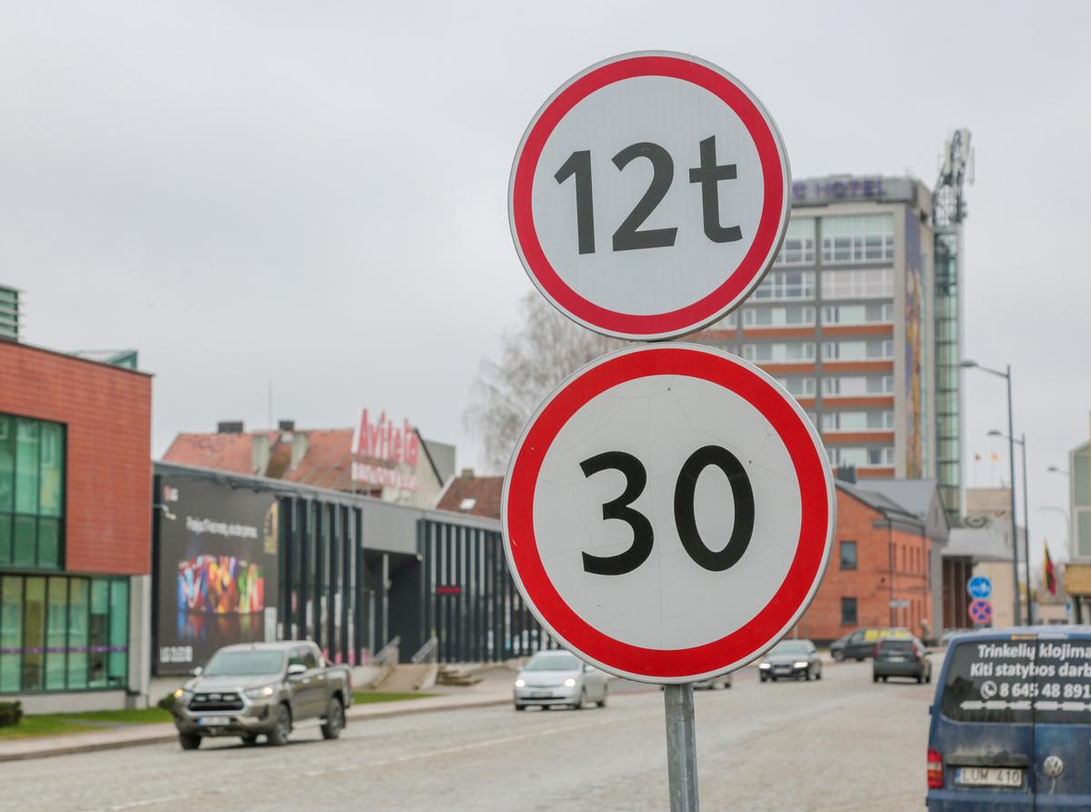 J. Dailidės, Vilkaviškio gatvėse tonažą ribojantys ženklai bus pakeisti draudžiančiais krovininių transporto priemonių eismą.