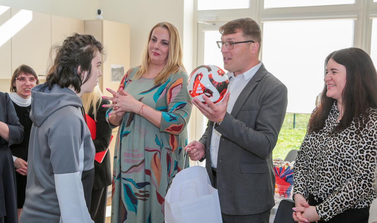  Vicemeras Artūras Visockis ištesėjo pažadą Austėjai – padovanojo krepšinio kamuolį.