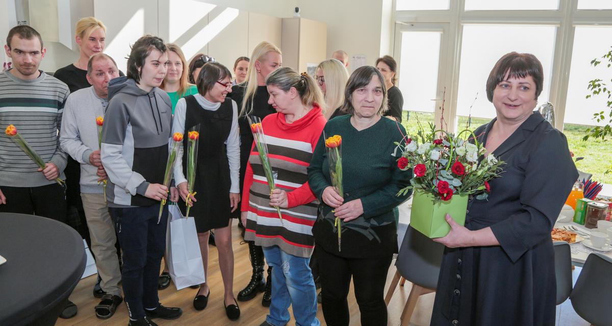 VšĮ „Paupio globos namai“ Marijampolės regiono vadovė Nomeda Zavickaitė su įkurtuvių metinėmis gėlių puokštes įteikė visiems „Gedimino namų“ gyventojams.
