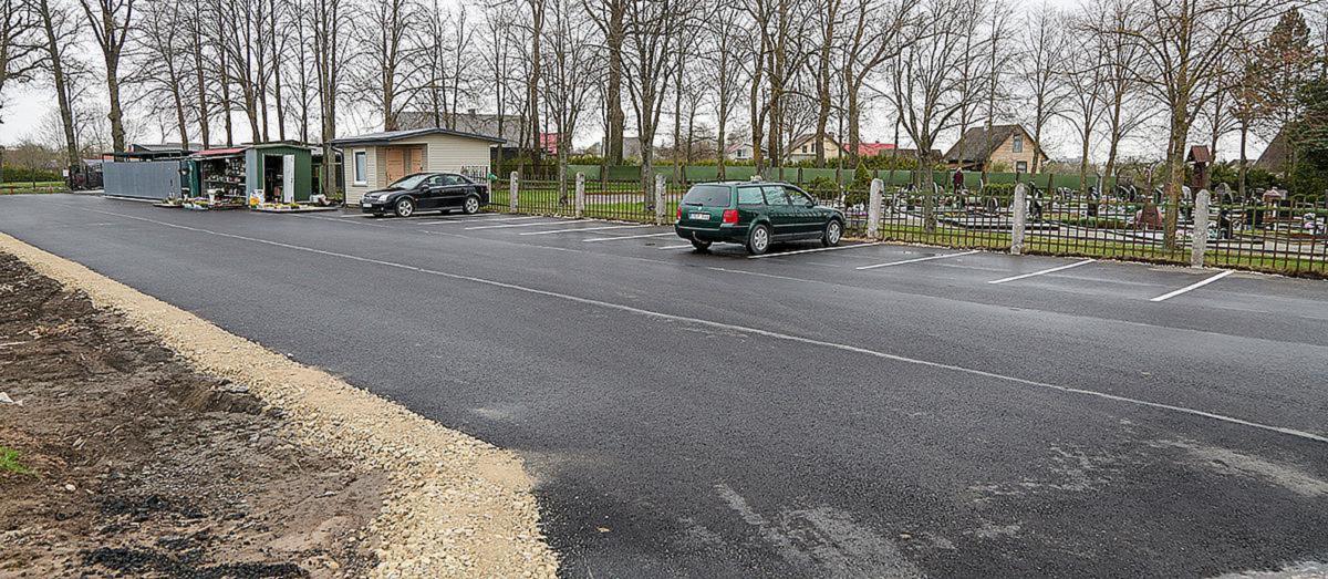Automobilių stovėjimo aikštelės prie naujųjų kapinių nebeprimena senojo vaizdo.