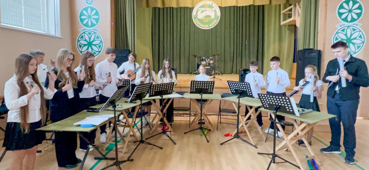 Didysis Želsvos instrumentinis ansamblis, dalyvavęs festivalyje: be suzuki varpelių čia nemažai ir kitų instrumentų.