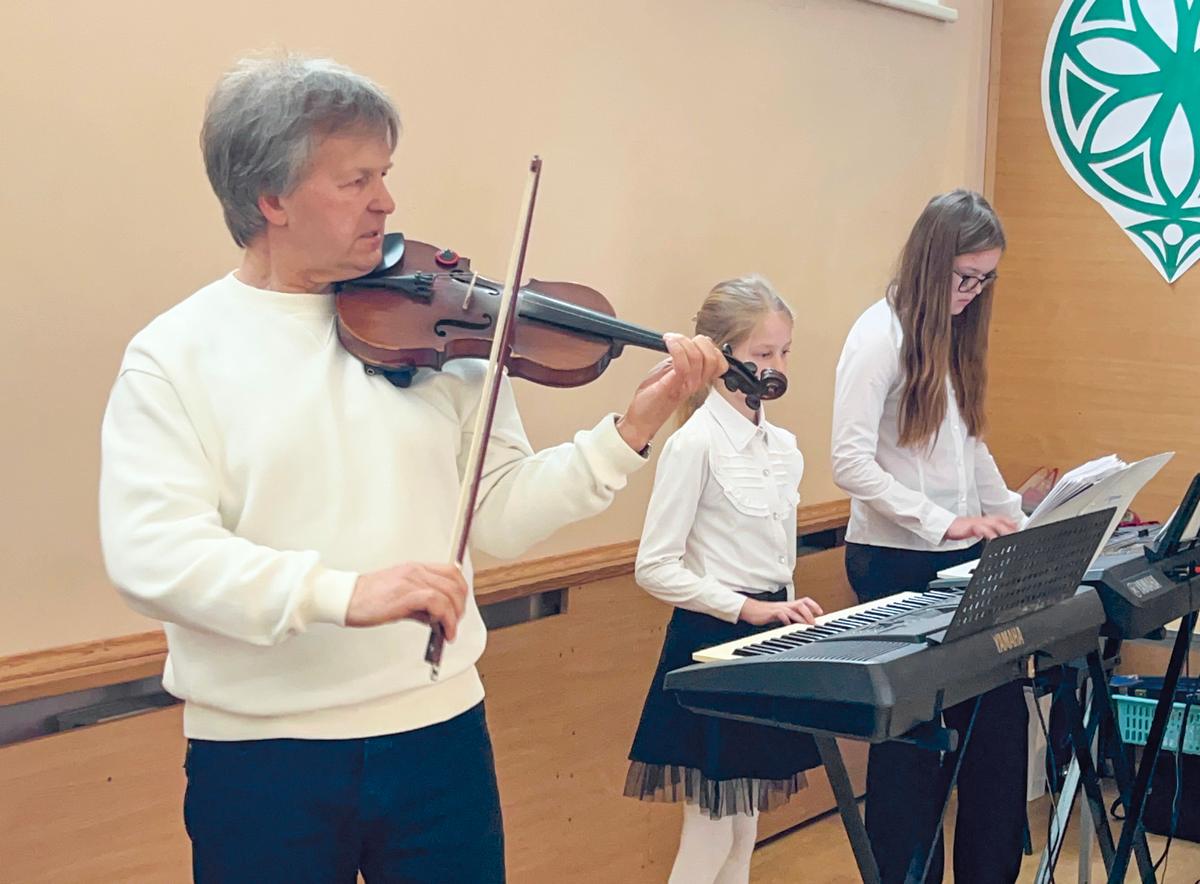 Iš Žemaitijos kilęs Bronius Kaubrys jau daugiau nei trisdešimt metų skleidžia muzikos virusą Želsvoje ir visame mūsų krašte.