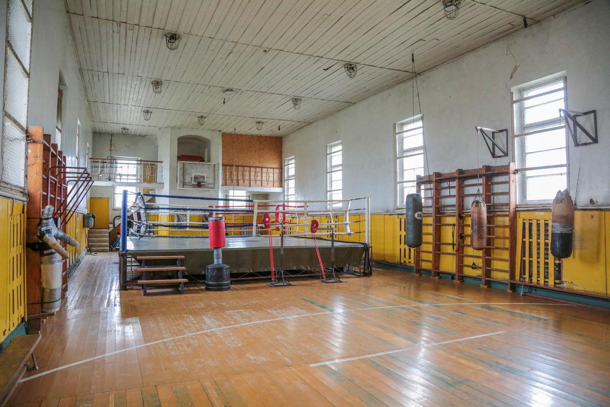 42-ejus metus bažnyčioje treniruojasi boksininkai.