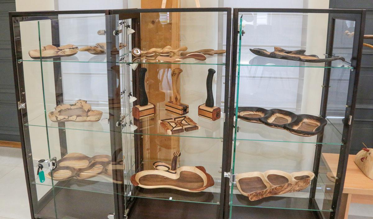 Kalvarijos krašto muziejuje eksponuojami funkcionalūs Vaido Kisieliaus medžio darbai.
