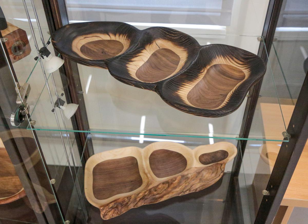 Kalvarijos krašto muziejuje eksponuojami funkcionalūs Vaido Kisieliaus medžio darbai. 