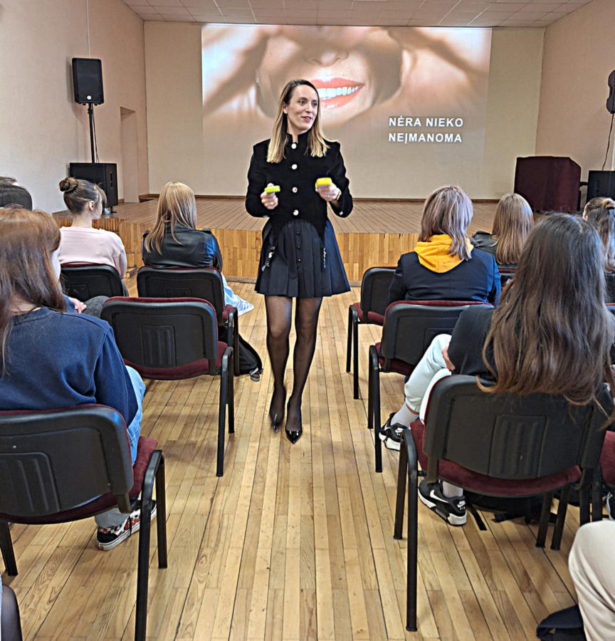 Buvusi gimnazijos moksleivė Ugnė Mitrauskienė ragino moksleivius nebijoti klysti, nepasiduoti, kantriai siekti tikslo.