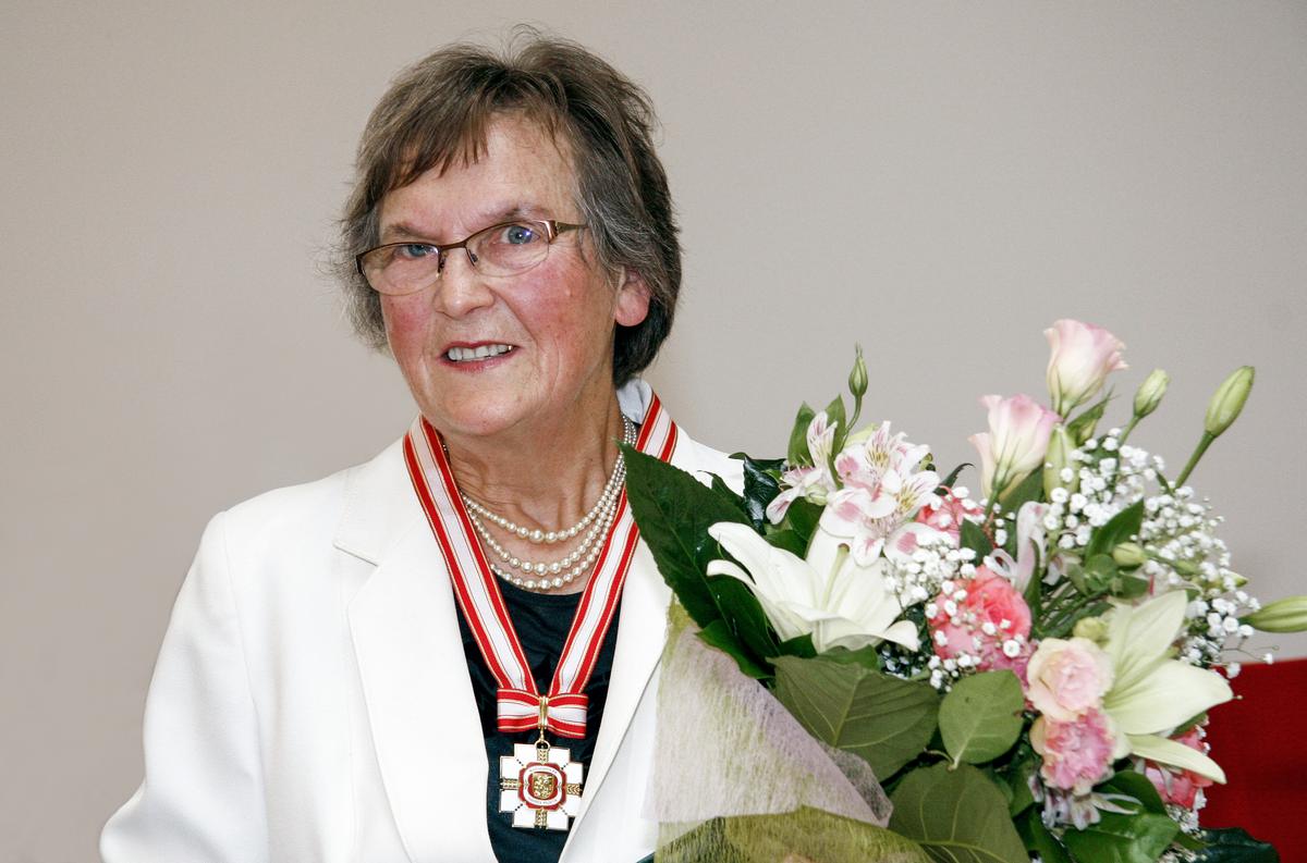 Gydytoja Emilija Montvilienei įteikiamos Marijampolės garbės piliečio regalijos.