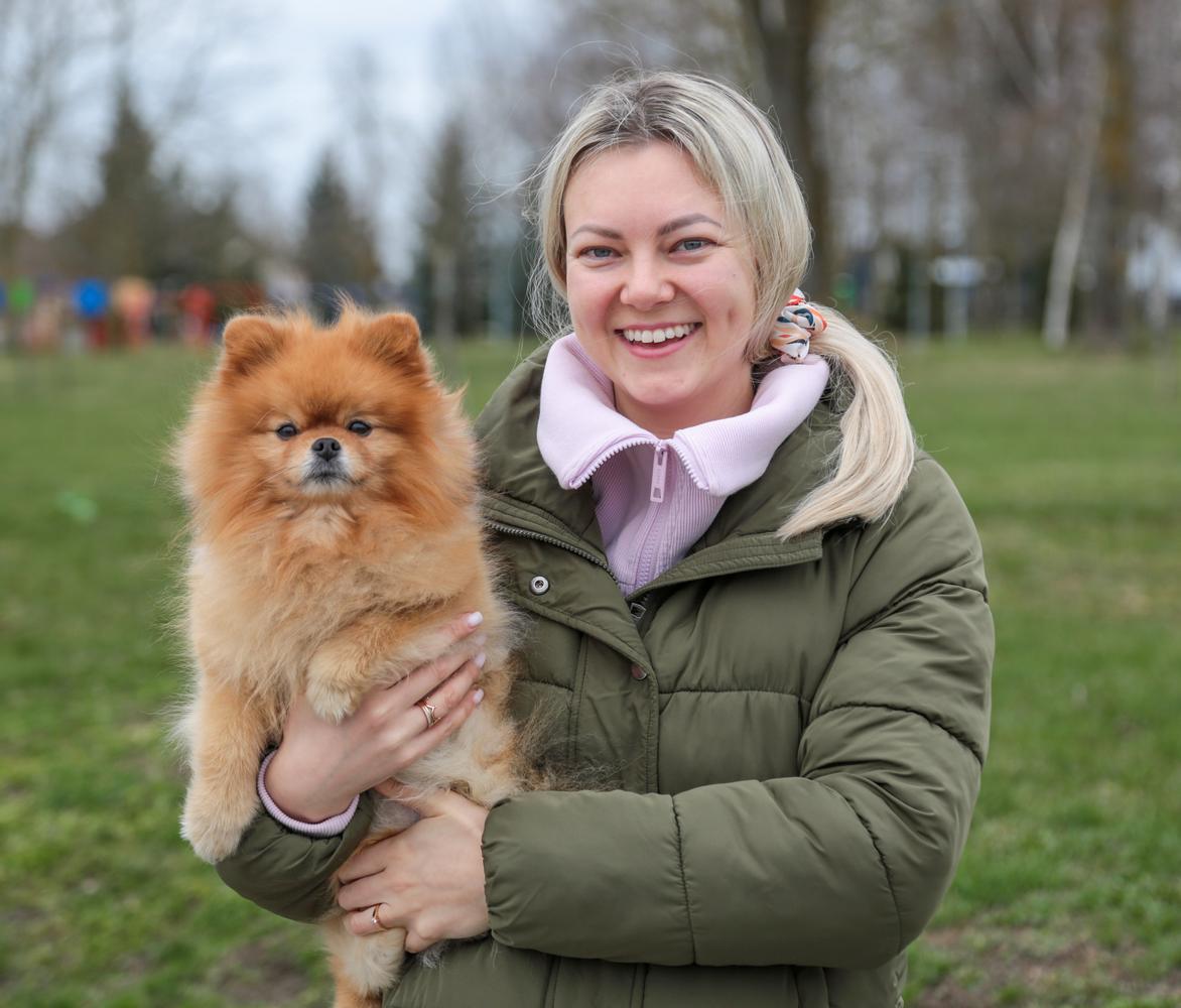 Špicas Marlis saugiausiai jaučiasi ant šeimininkės Jolitos Trečiokaitės rankų. 