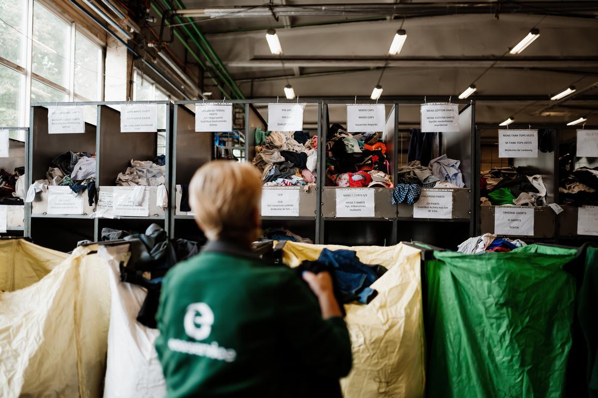 Tekstilę rūšiuokime atsakingai ir tvarkingai, pagalvodami ir apie darbuotojus, kurie ją dar kartą rūšiuoja.