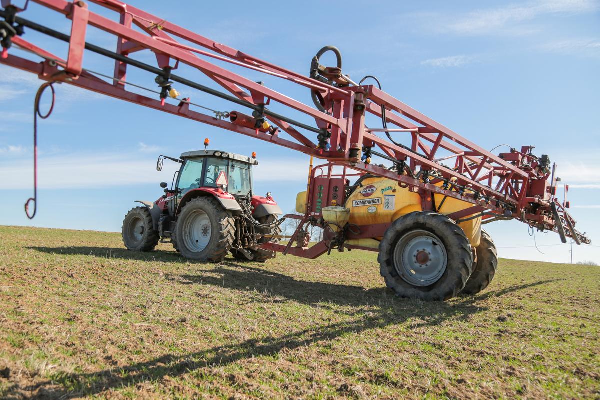 Karolis Viganauskas nusprendė pasėlius tręšti skystos frakcijos trąšomis, nes tręšti granulėmis jau per vėlu ir per sausa.
