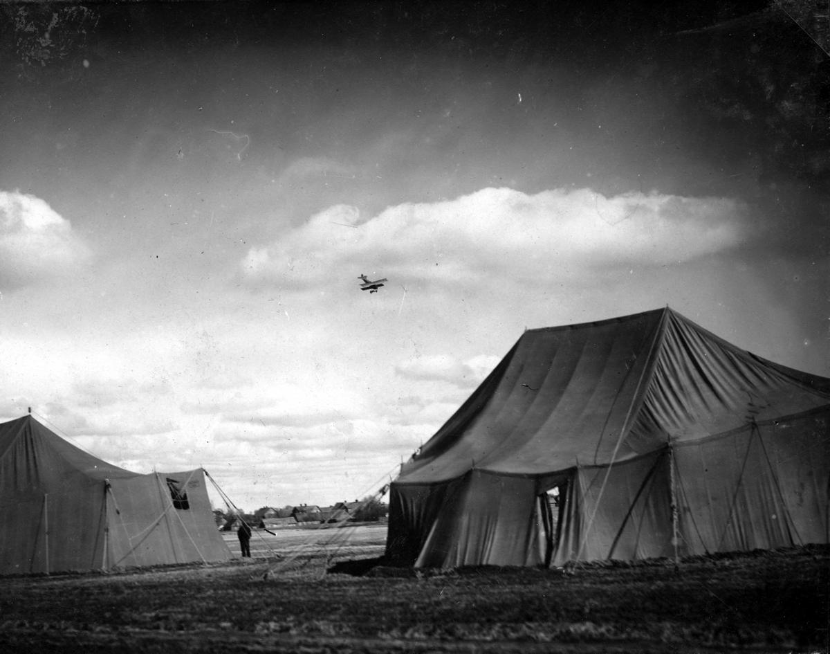 Lėktuvas leidžiasi.
