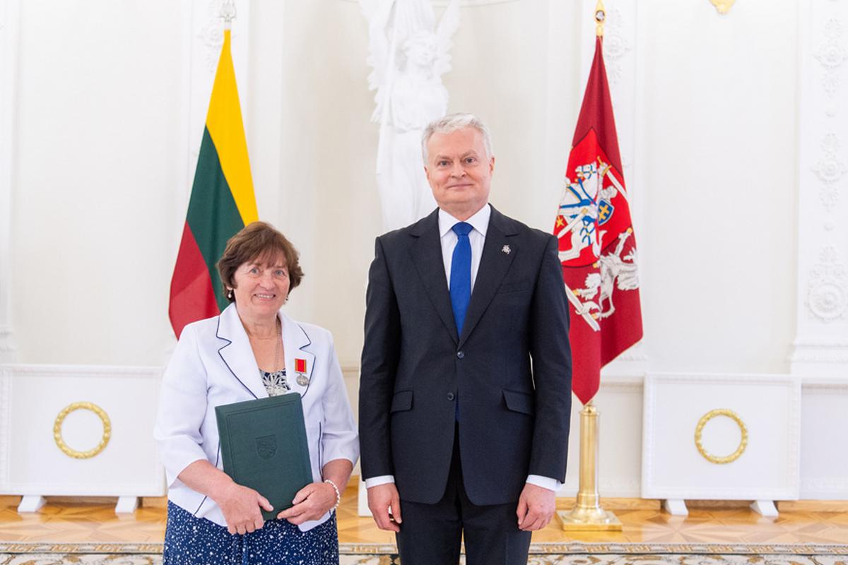 Prezidentas Gitanas Nausėda Ordino „Už nuopelnus Lietuvai“ medaliu apdovanojo Birutę Mykolaitienę
