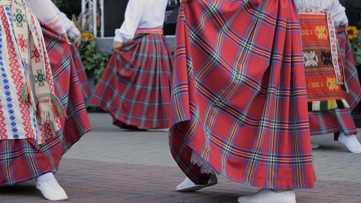 Prisilietimai, flirtas anksčiau laikyti nepadoriais dalykais, tačiau šokio metu tai buvo leistina, todėl linksmybės ir šokiai – neatsiejama Mildos dienos dalis.