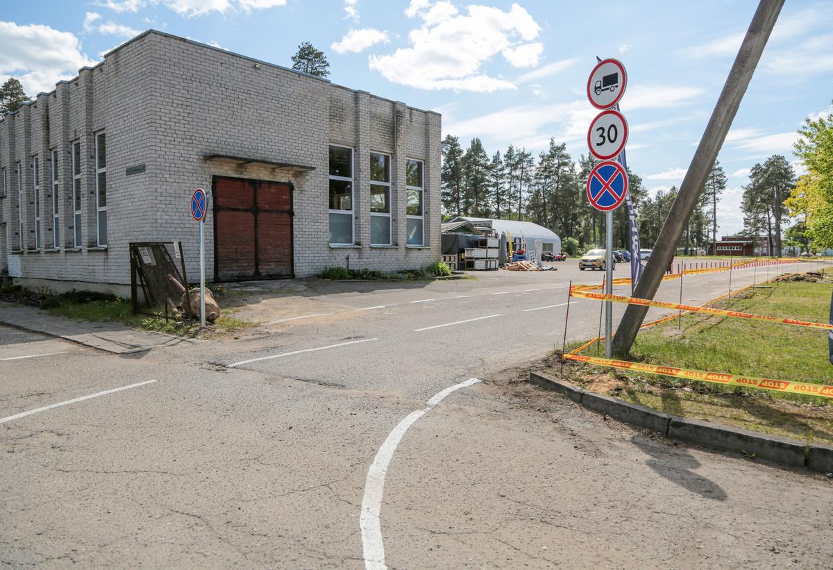 Įvažiavimus į MB „Konsas“ teritoriją saugoję vartai išversti.