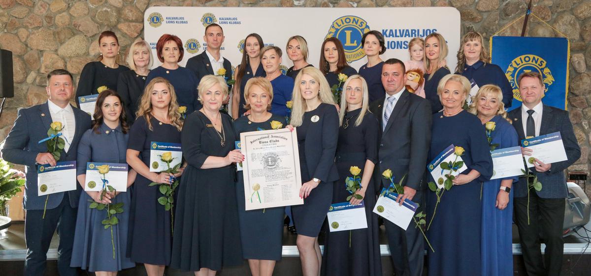 Kalvarijos LIONS klubas. Centre – klubo prezidentė Nijolė Silickienė su pasirašyta Chartija rankose – klubo inauguracijos dokumentu, žyminčiu oficialią tarptautinę klubo veiklą. Kairėje – Vilkaviškio LIONS klubo prezidentė Giedrė Janušauskienė, dešinėje – gubernatorė Imantė Dirgėlienė.