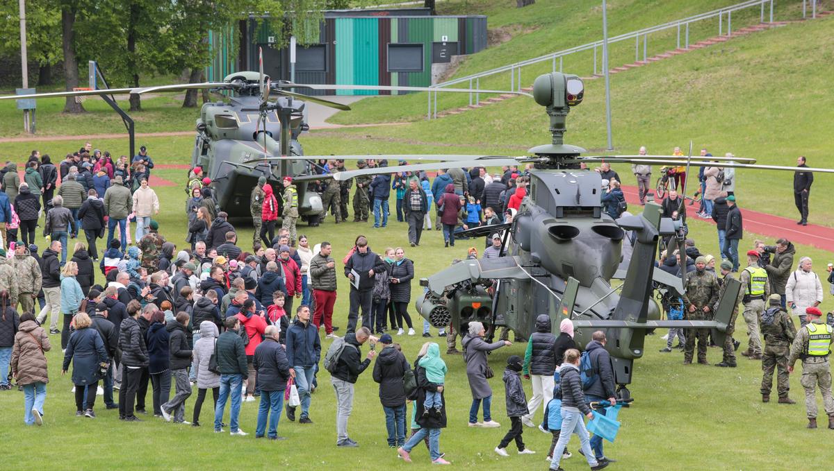 Rygiškių Jono gimnazijos stadione žiūrovai stebėjo karinių sraigtasparnių nusileidimą.