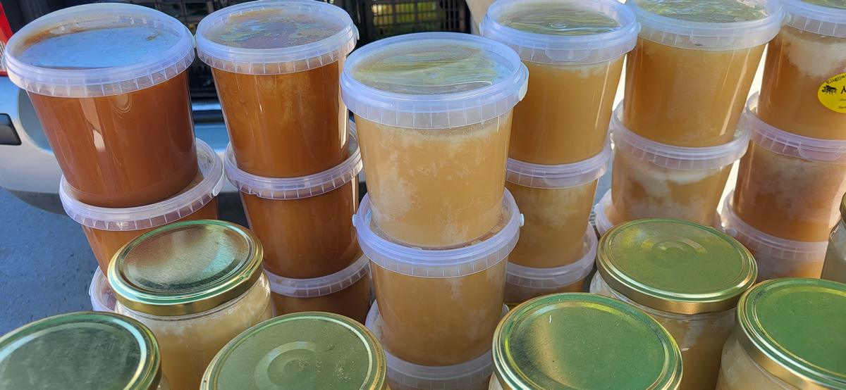 Ant bitininkų prekystalių – vis dar pernykštis medus. 