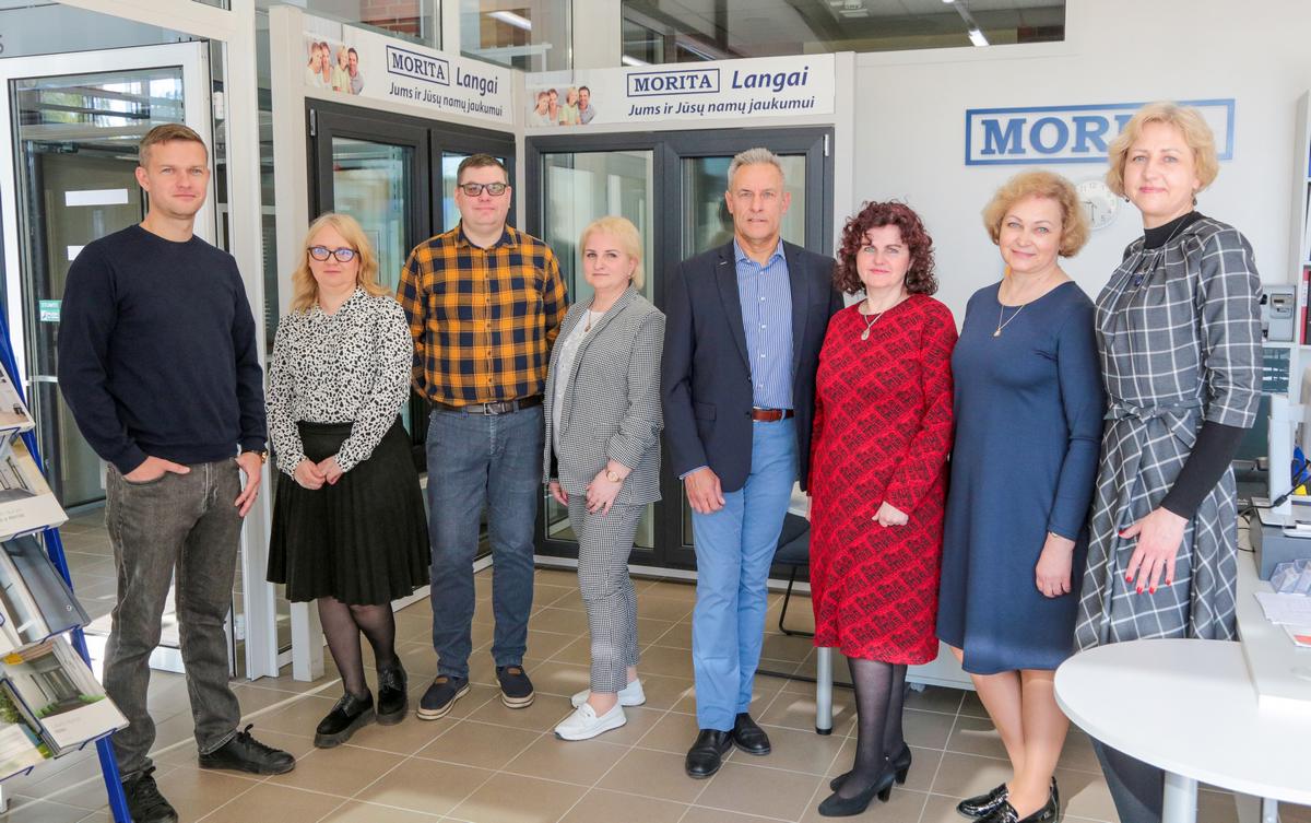 „Morita“ vadovas (penktas iš kairės) Vygantas Subačius kviečia į naująjį durų saloną. Jo darbuotojai padės išsirinkti tinkamiausias duris iš kelių šimtų skirtingų variantų.