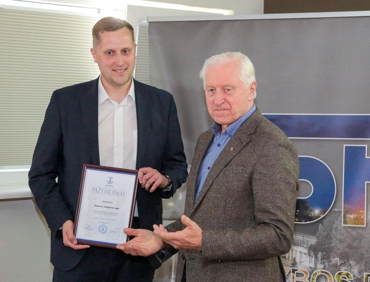 KPPAR nariu tapo Regionų krepšinio lyga (kairėje – jos vadovas Remigijus Kuodis), kurioje žaidžia ir marijampoliečių komanda. Pažymėjimą R. Kuodžiui įteikė KPPAR viceprezidentas Vydas Damalakas.