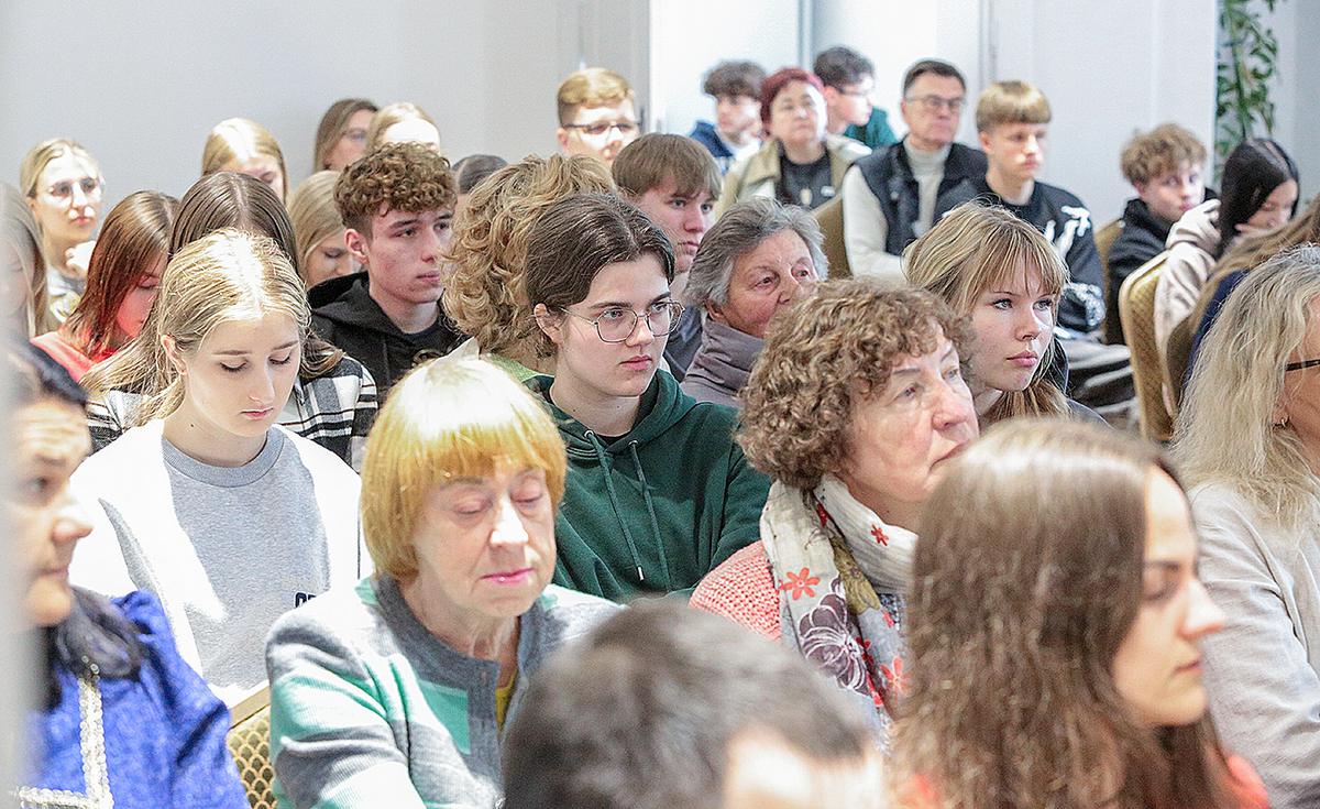 Nebe pirmą kartą pokalbiams apie Žemaitę į muziejų susirenka daug klausytojų.