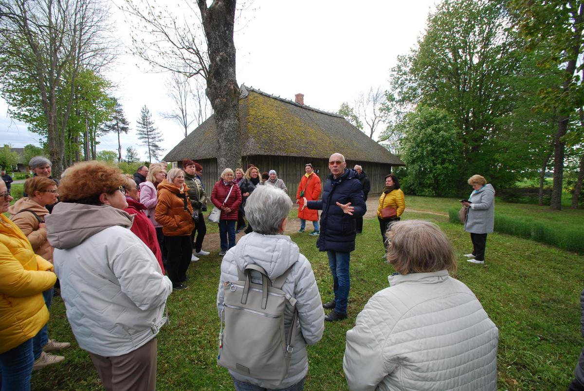 Klausome Kelmės muziejininko pasakojimo toje vietoje, kur stovėjo Žymantų sodyba. Toliau – Povilo Višinskio tėvų namas.