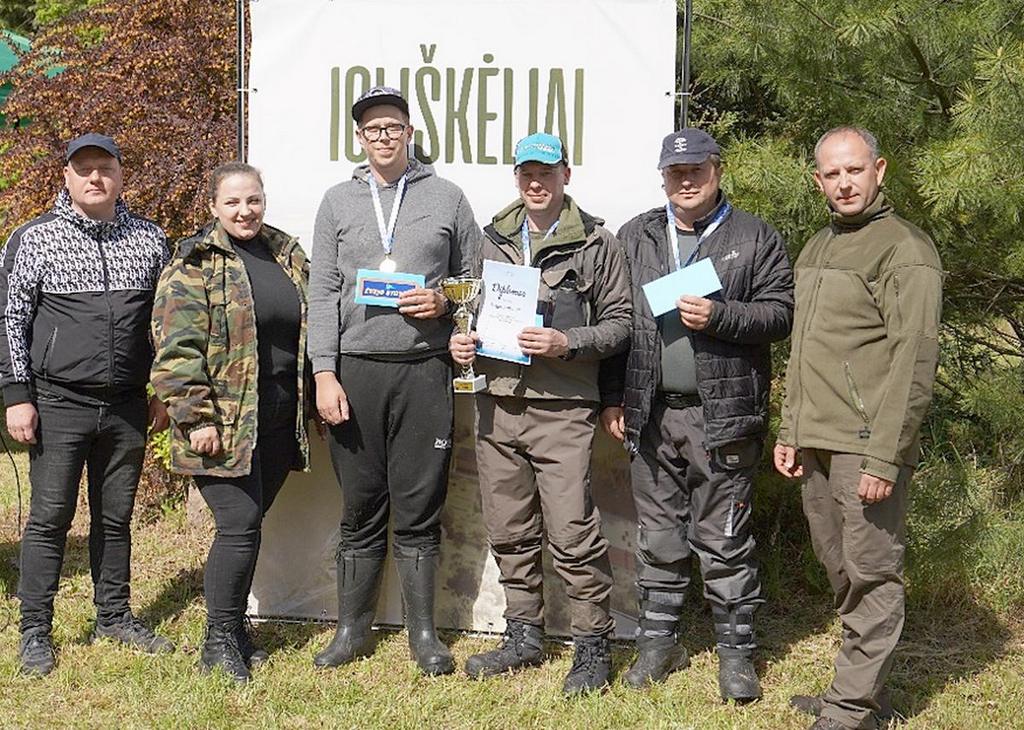 Pirmos vietos laimėtoja Igliškėlių komanda su organizatoriais.