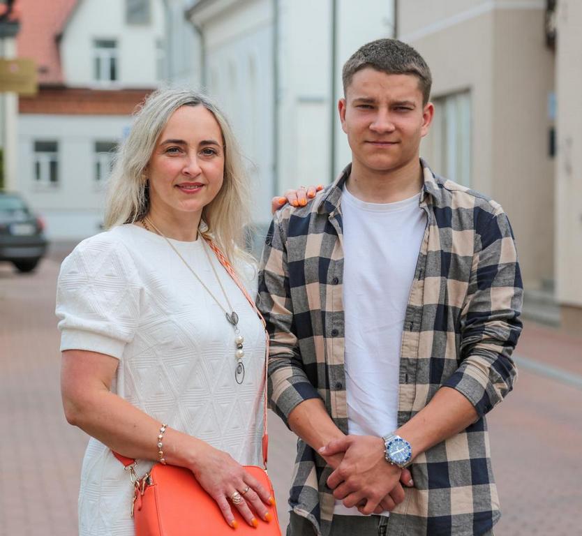 Inga didžiuodamasi pasakoja, kiek daug gebėjimų turi Tomas, kaip jam viskas sekasi.