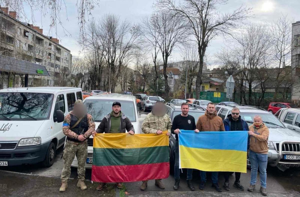 Ugnius Alaunis su bičiuliais, nugabenę pirmuosius automobilius ukrainiečiams, į karo alinamą šalį po to dar vyko keliolika kartų. Nuotrauka iš socialinių tinklų.