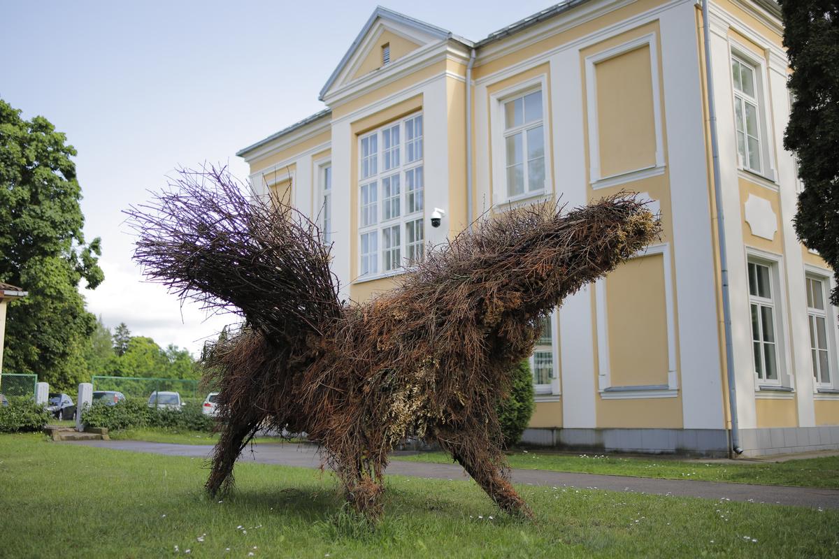 Maždaug 20 m² ploto figūrą „Pegasas“ pernai rudenį vykusiame pirmajame plenere sukūrė skulptoriai Kęstutis Lanauskas ir Remigijus Kupčikas kartu su keturių pagrindinio ugdymo klasių mokiniais.