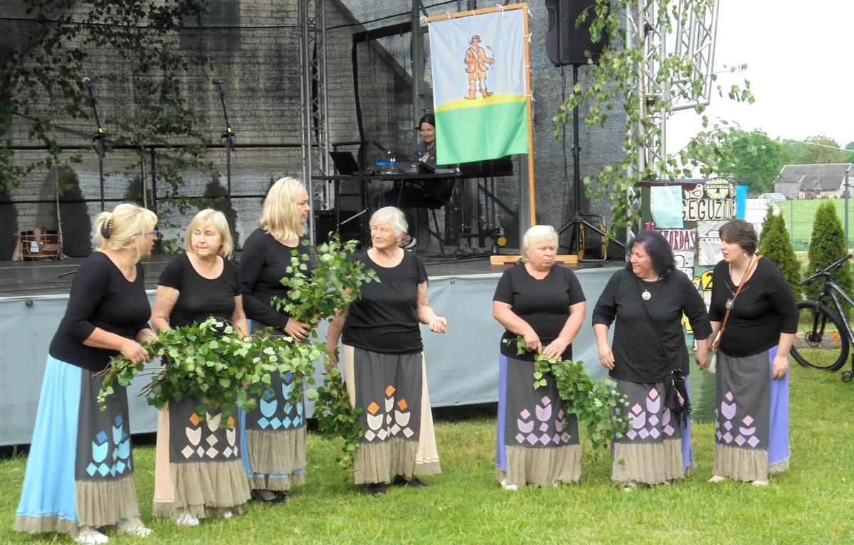 Puskelnių kaimo bendruomenės teatro „Kuparas“ artistės visus užkrėtė gera nuotaika.