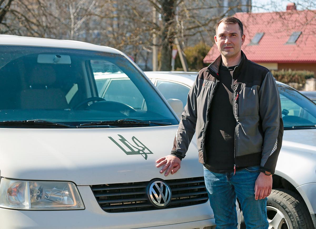U. Alaunis ir 40 jo bendraminčių prieš trejus metus Ukrainos kariams pradėjo gabenti sutvarkytus automobilius.