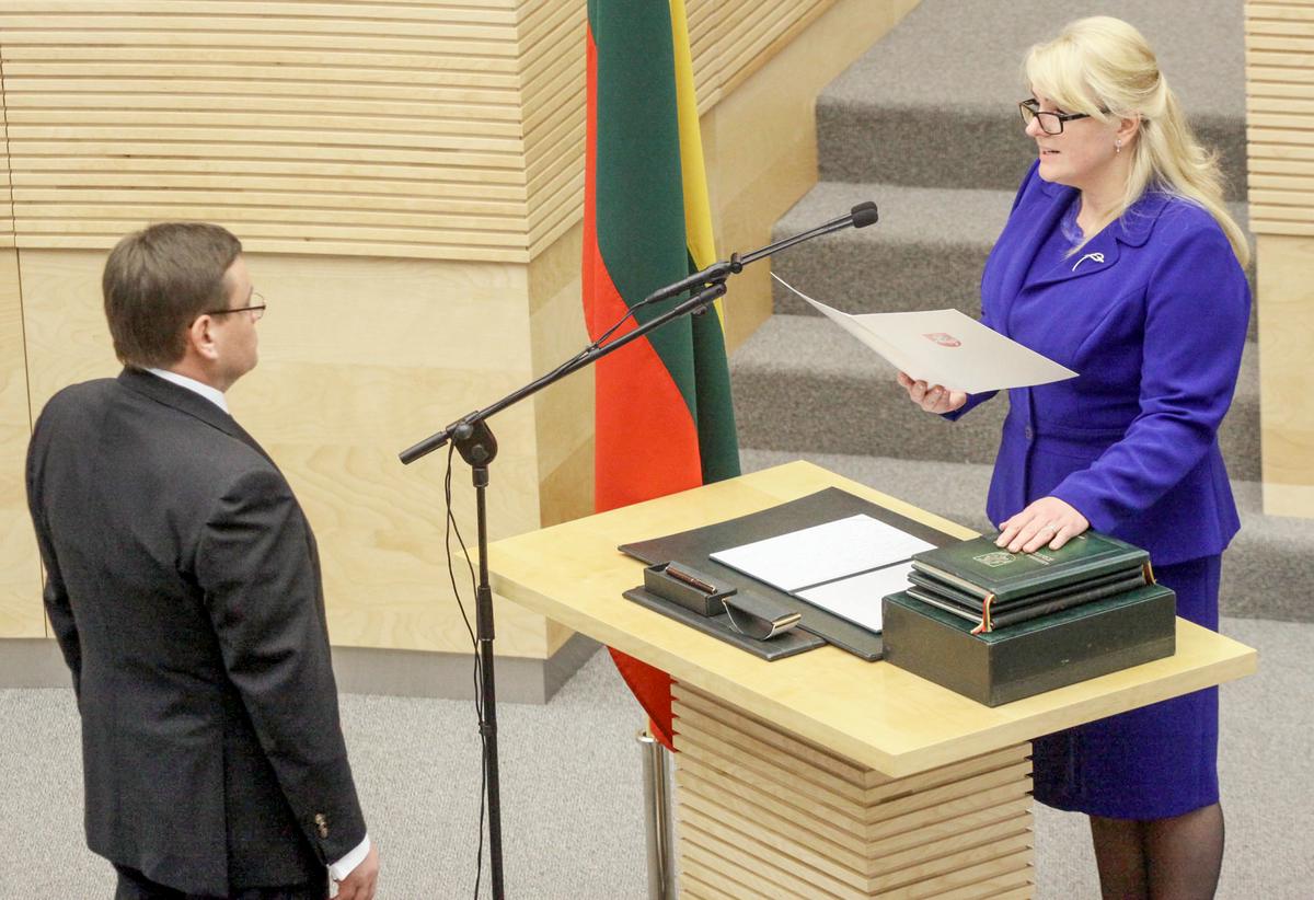 Algimantos Pabedinskienės priesaiką priima tuometis Seimo pirmininkas Vydas Gedvilas.