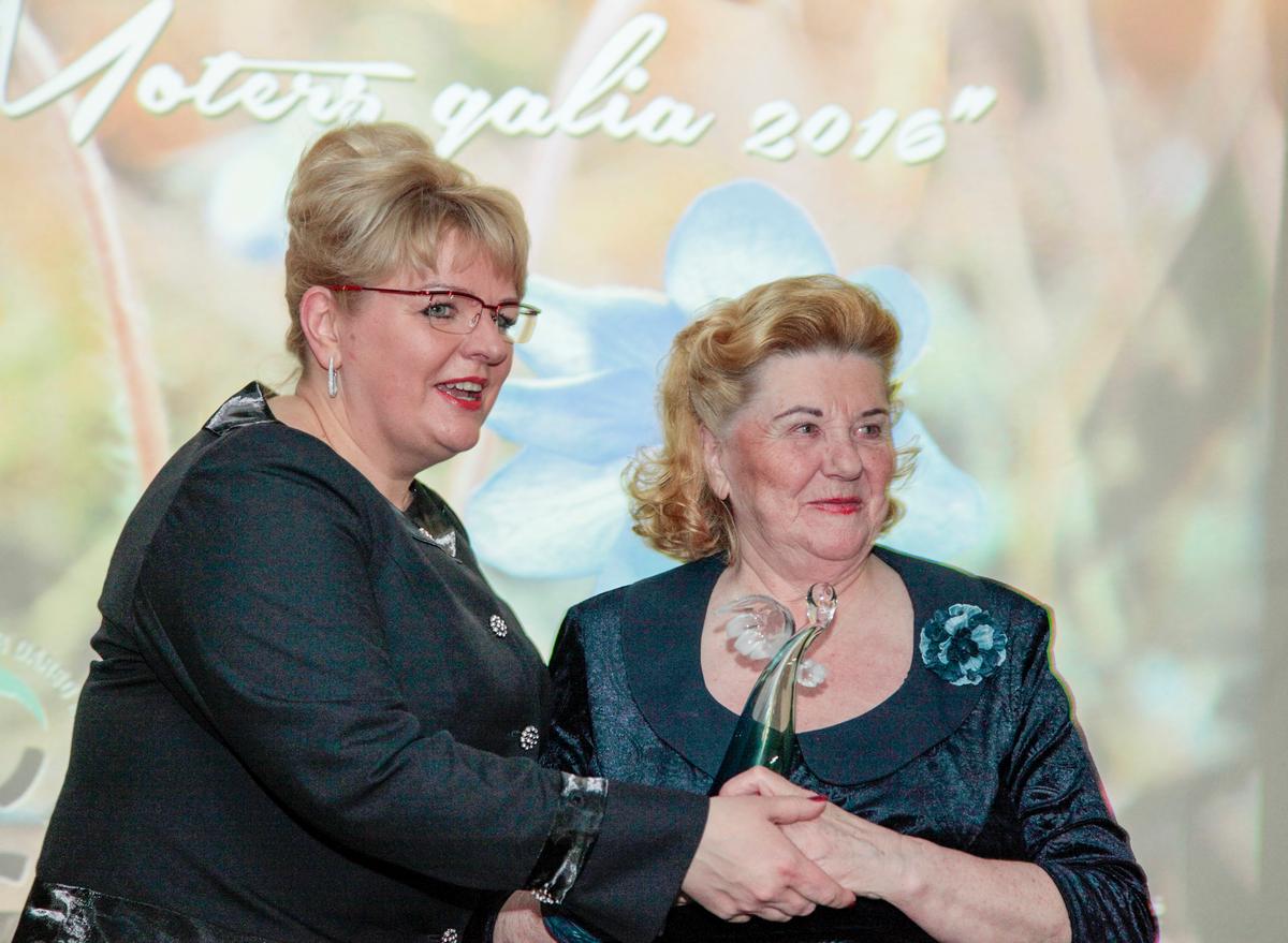 A. Pabedinskienė buvo Marijampolės kultūros centre apdovanojimų „Moters galia 2016“ globėja ir Tarptautinės moters dienos išvakarėse apdovanojo žinomą krašto kultūros veikėją Danutę Jančienę.