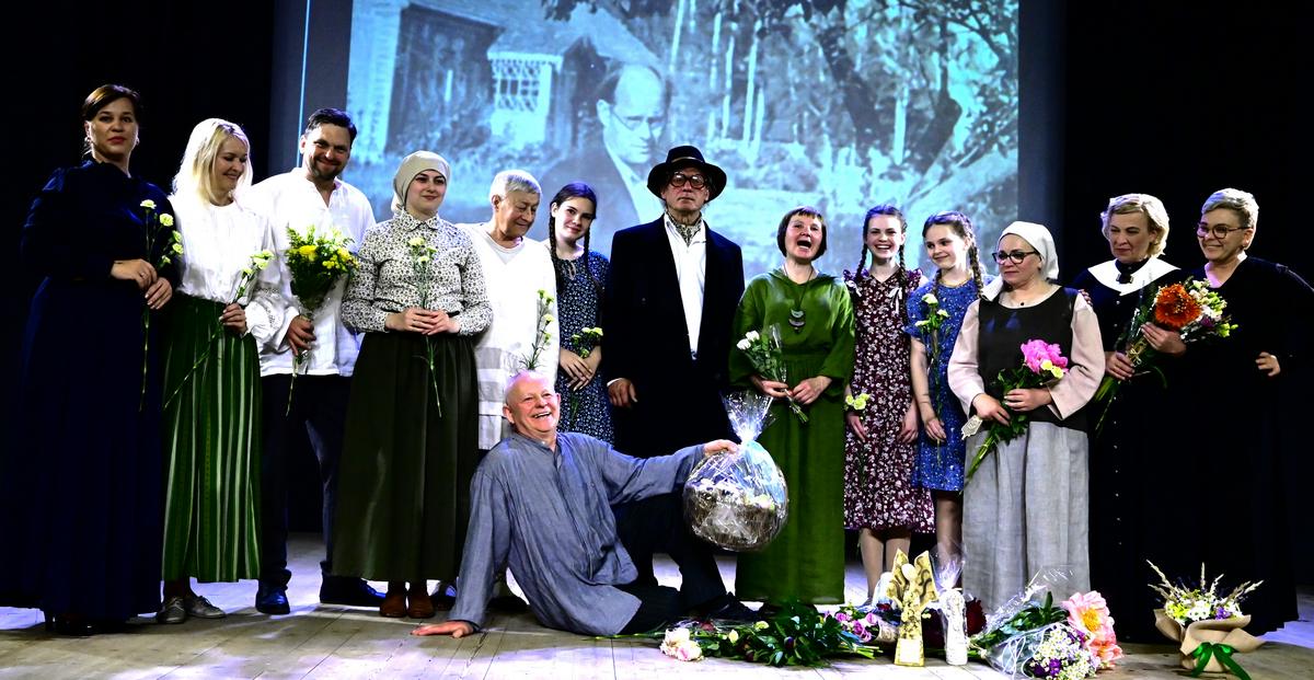 ...Ir – nuotrauka šiai šventei prisiminti. Visi aktoriai Kaziui Borutai į juos žvelgiant.