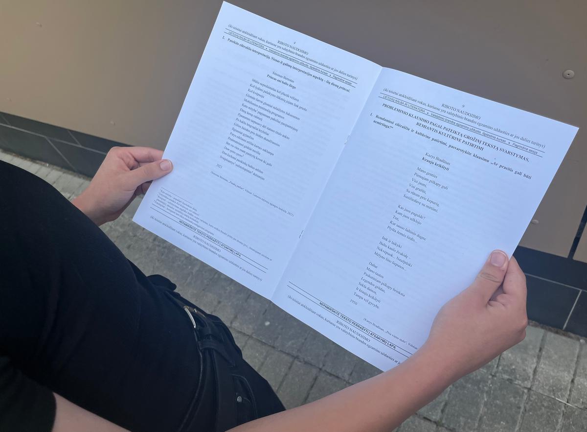 „Suvalkiečio“ kalbinti abiturientai teigė, kad lietuvių kalbos ir literatūros brandos egzamino rašymo dalies temos jų nenustebino.