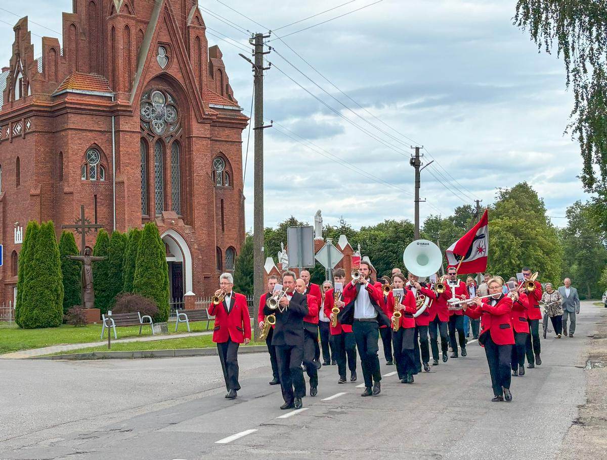 Per miestelį žingsniavo iškilminga eisena. 