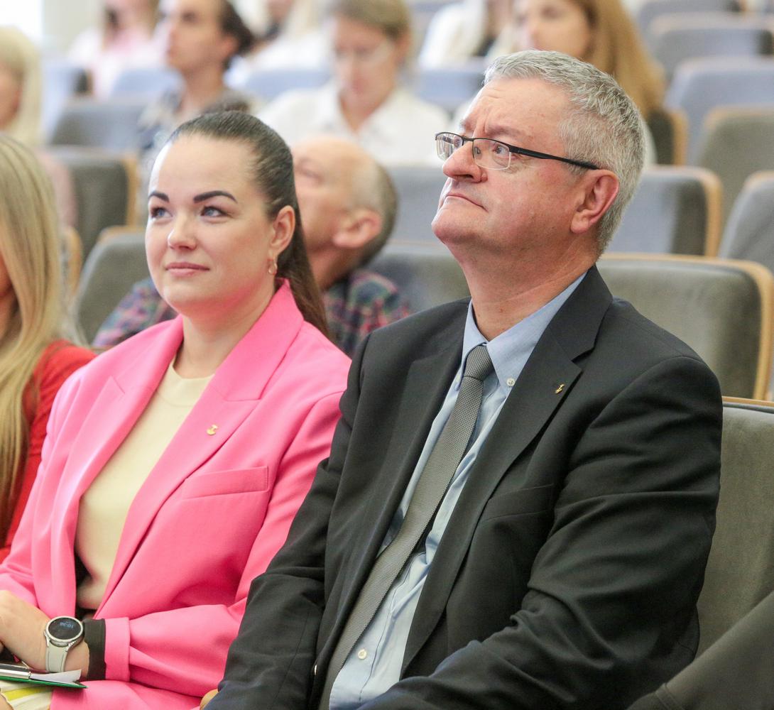 Konferencijos organizatorė – Kauno prekybos, pramonės ir amatų rūmų Marijampolės filialo vadovė Kristina Grigė ir šių Rūmų generalinis sekretorius Rimas Varkulevičius.