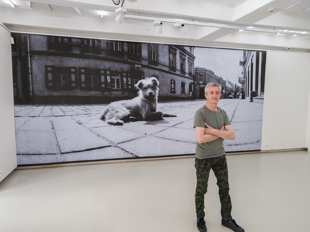 Kazimieras Linkevičius prie savo nuotraukos, tapusios parodos akcentu.