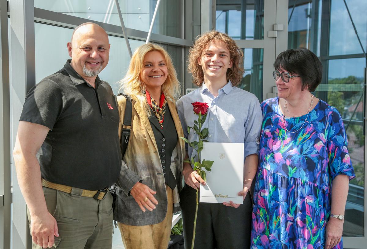 Rygiškių Jono gimnazijos IV klasės mokinį Adomą Papečkį, 57-ajame Lietuvos mokinių jaunųjų filologų konkurse pelniusį dvi pirmąsias vietas, bei jo mokytoją Reginą Dilienę (pirma iš dešinės) pasveikino vaikino tėvai Lolita ir Egidijus Papečkiai.