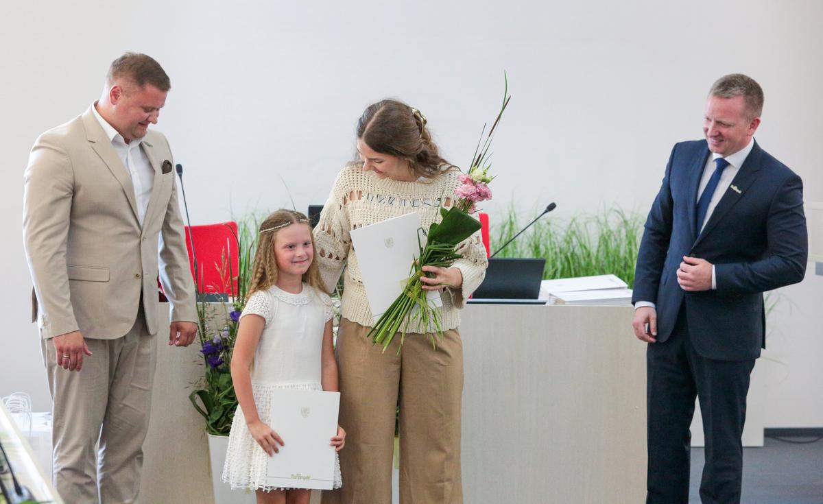 Vicemeras Ričardas Bagdanavičius ir meras Povilas Isoda pasveikino Marijampolės meno mokyklos solistę Rusnę Petraškaitę ir jos mokytoją Žemyną Krukonytę-Zalcę.