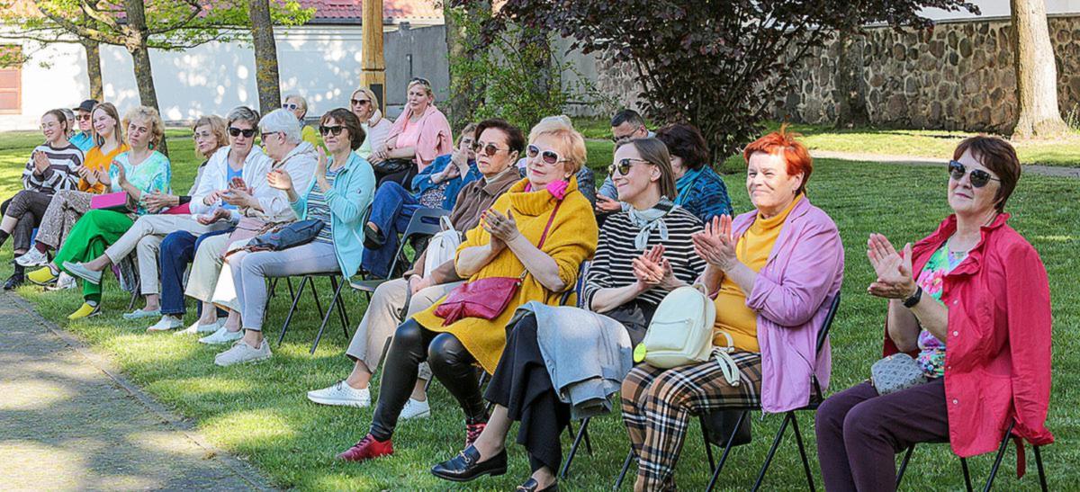 Vieni klausytojai mėgavosi saule, kiti bevelijo pasitraukti į pavėsį…