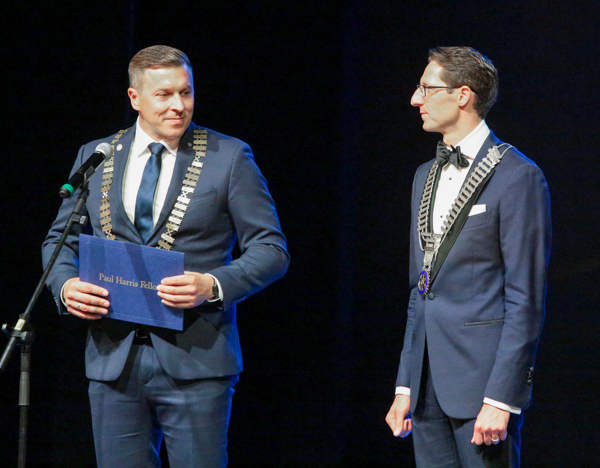 Šventės metu klubo prezidentui Linui Pakniui apdovanojimą įteikė apygardos valdytojas Andrejus Geraščenko. 