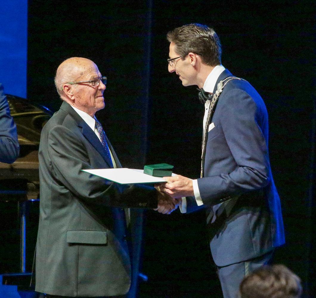 Ilgametis klubo narys Viktoras Kemeraitis iš valdytojo Andrejaus Geraščenko rankų gavo apdovanojimą „Už tarnystę bendruomenei“.