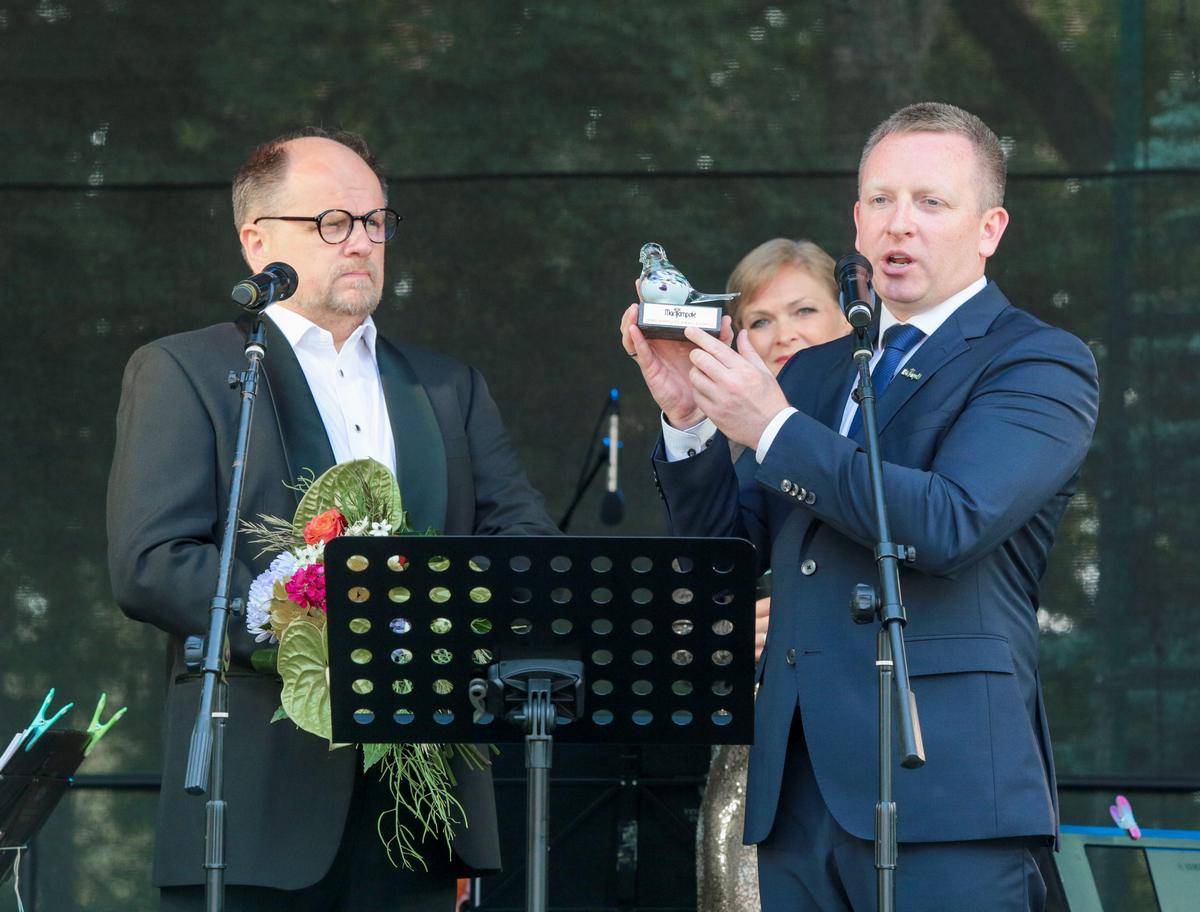 Meras Povilas Isoda įteikė Edmundui Seiliui „Marijampolės ambasadoriaus“ nominaciją.