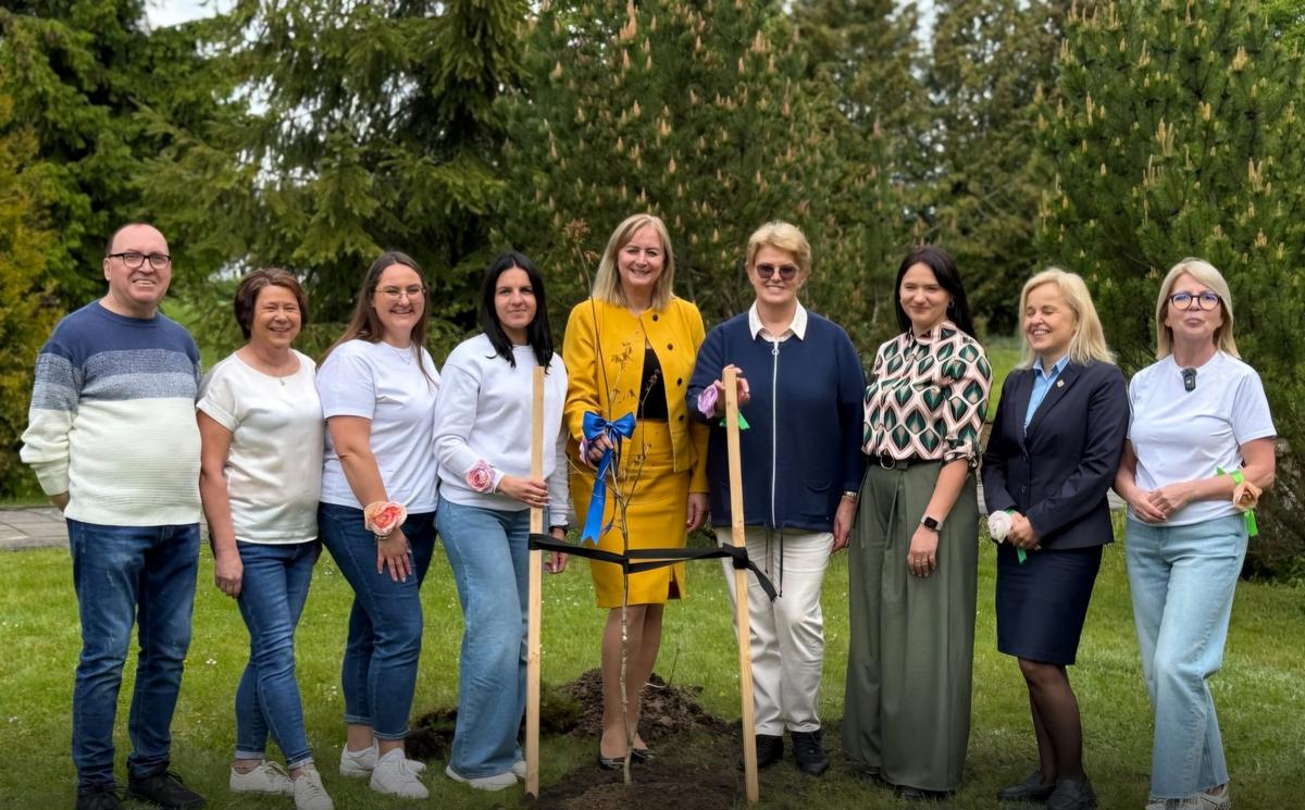 Ąžuolyno vardui įamžinti pasodintas ąžuoliukas. 