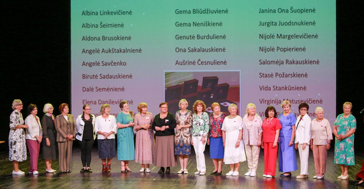 Savanorėms iš Marijampolės trečiojo amžiaus universiteto įteikti padėkos raštai ir sidabriniai ženk­leliai.