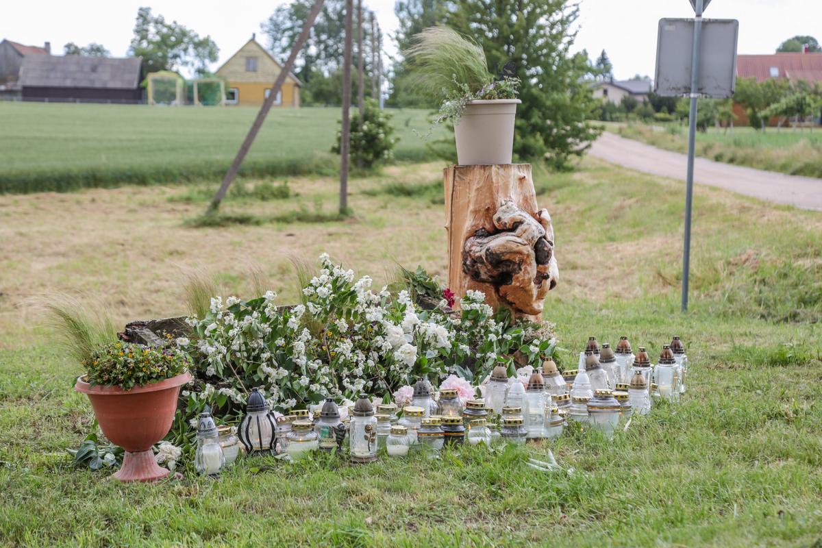 Tursučių gyventojai rinkosi bendrai maldai už žuvusįjį, degė žvakutes. 
